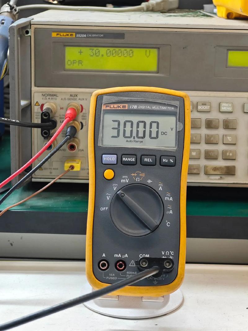 修好的Fluke 17B万用表精度测试 专业维修如何让仪器重获新生